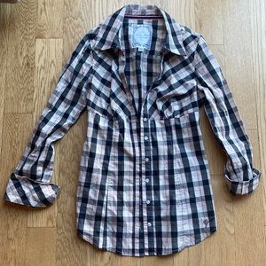 Guess fitted plaid button up blouse, v neck